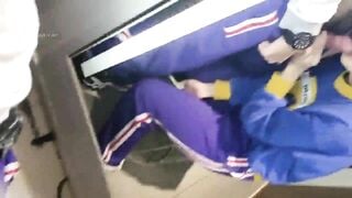 Sau giờ thể dục, dắt con bạn cùng bàn đi phệt ngay