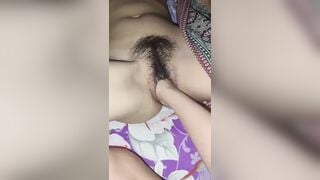 Nhéc cả bàn tay vào lồn em người yêu 17 tuổi cho nó phê.