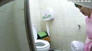 quay lén mấy em gái xinh đi đái em nào đít cũng tròn - phần 6