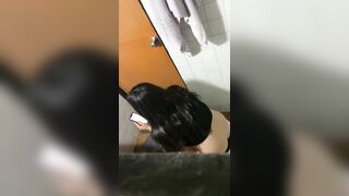 quay lén mấy em gái xinh đi đái em nào đít cũng tròn - phần 10