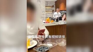 Ck vô tư bấm điện thoại trên bàn ăn mà k biết vợ dâm mình bị thằng b thịt ở sau lưng