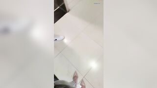Dâm nữ dâm đãng vào trong TTTM gạ đụ người lạ vào nhà vệ sinh đụ public