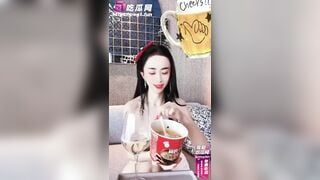 Dâm nữ dùng nước đái để chế mì ăn rồi dùng nước đái để làm nước uống giải khát