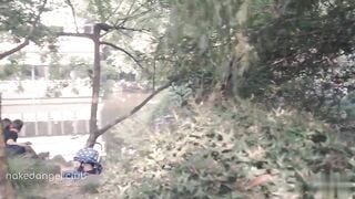 Club nước ngoài, Khoả thân Khoe hàng ở nơi công cộng pUblic lén lút