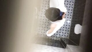quay lén đứa em họ lớp 11 thay áo dài chuẩn bị đi học