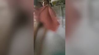 Quay lén chị hàng xóm tắm tý nữa thì bị phát hiện