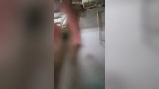 Quay lén chị hàng xóm tắm tý nữa thì bị phát hiện