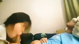 Bé gái 18 tuổi chăm sóc bú cu cho thằng bạn trai mới quen 16 tuổi của mình.