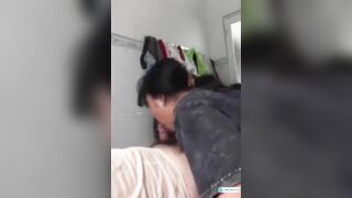 Lần đầu qua trọ e rau non mới quen chơi,e ngại ngùng mà bú cu anh bị e bắt bú lút cán