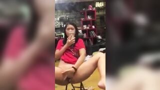 Gái xinh móc trước gương ra cả nước