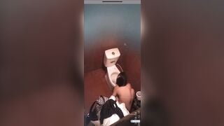 Quay lén 2 em sinh cực xinh hàng múp vào nvs rửa lồn thay đồ p2