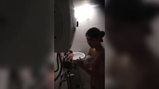 Mục đích quay lén chị dâu nhưng không ngờ quay được em gái chị dâu tắm