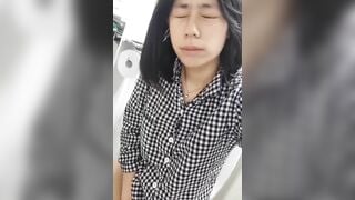 Xem cái lồn gái 17 tuổi ngồi khép đái nó dễ thương ưa nhìn như thế nào.