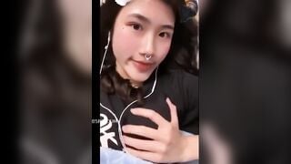 HỌC SINH ĐEO KHUYÊN MŨI MÁU ĐỊT