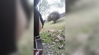 Dâm nữ mông to dâm dục ra công viên nằm dơ chân banh lồn ra live móc lồn public p2