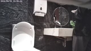 đặt cam quay lén bé đồng nghiệp mình dây đi đái - phần 2