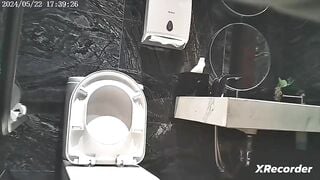 đặt cam quay lén bé đồng nghiệp mình dây đi đái - phần 6