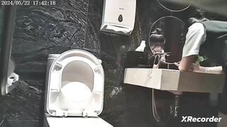 đặt cam quay lén bé đồng nghiệp mình dây đi đái - phần 6