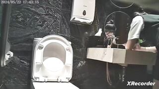 đặt cam quay lén bé đồng nghiệp mình dây đi đái - phần 6