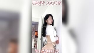 Hot Douyin, Gái Xinh 700k Fl lộ Núm Vú ko mặc áo bra khi live stream