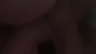 Địt và xuất trong tràn bím con chó cái slave