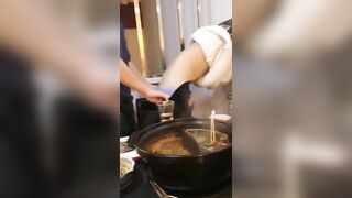 Tụt quần móc lồn ngay trong quán lẩu