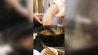 Tụt quần móc lồn ngay trong quán lẩu
