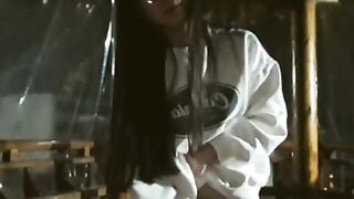 Teen xinh nứng lồn đứng giữa nhà móc bím