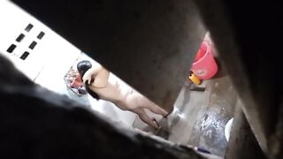 Quay trộm 2 mẹ con MBBG hàng xóm tắm truồng ngon quá