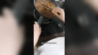 Lén lút chịch e dâu dâm đãng dưới bếp khi mà e k mặc đồ lót nấu ăn lúc a lên thăm