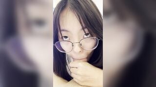 Em học sinh 2k5 đeo kính bú cặc dâm đãng bắn tinh đầy mồm