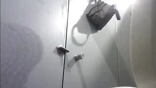seri đặt cam quay lén nhà vệ sinh nữ em nào đít cũng to lồn múp - phần 69