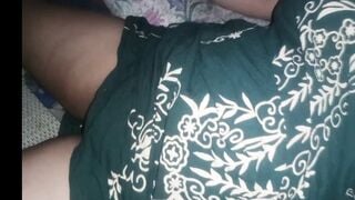 Nửa đêm vào phòng bác họ, Ko Mặc quần lót thg cháu nghịch lồn rậm quay video
