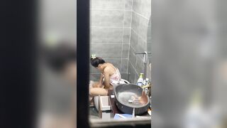 Seri quay lén em hàng xóm