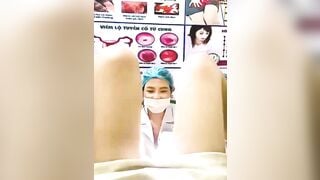 Em gái đi làm hồng cái lồn sướng quá bắn nước tung toé vào người bác sĩ