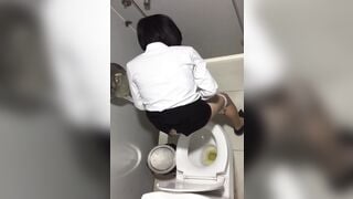 quay lén nhà vệ sinh nữ trong trung tâm thương mại đi đái hồi hộp quá - phần 32