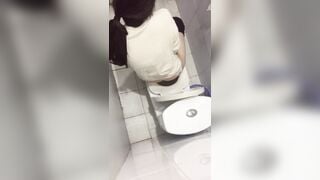 quay lén nhà vệ sinh nữ trong trung tâm thương mại đi đái hồi hộp quá - phần 36