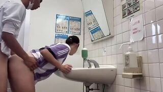 Quan hệ lén lúc ở nhà vệ sinh trường học