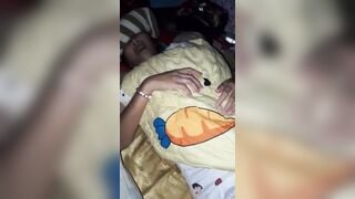 Lén vào phòng xem lồn mẹ kế ngủ không mặc quần
