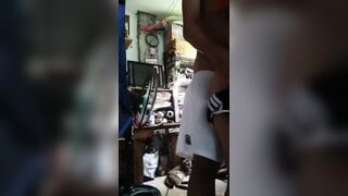 Sang nhà con bạn chơi nứng cu đè em nó ra địt sướng tê cặc