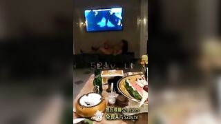Bữa tiệc thoát y ở quan Karaoke ở Cao Hùng