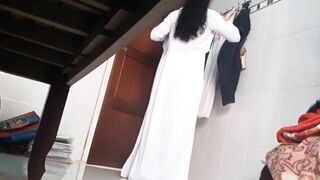 trốn dưới gầm giường quay lén đứa em họ thay đồ khi đi học về