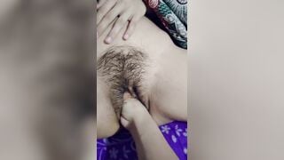 Nhéc cả bàn tay vào lồn mẹ vợ lúc ngủ say, bà vẫn không hề hay biết gì cả.