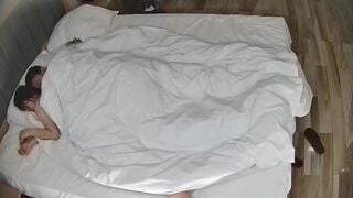 Nằm nghịch lồn chị họ 25 tuổi thằng em thì 19 tuổi nghịch chán thì ôm chị ngủ.
