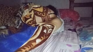Súc vật a họ, Nửa đêm lén mò móc lồn em họ ngủ say, Vạch quần lót bị quya lén