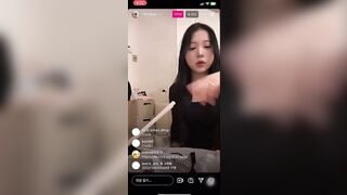 Hot IG, 2 con bạn Live tream ăn, Nứng quá Khoe Vú Lồn Thủ dâm loli mình dây