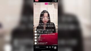 Hot IG, 2 con bạn Live tream ăn, Nứng quá Khoe Vú Lồn Thủ dâm loli mình dây