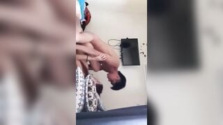 Nhìn chị họ khiêu khích gã đụ em trai bú lồn trước khi đụ, nhìn nó phê thật.