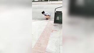 Chị gái mắc quá ia luôn giữa đường trốn đông người.