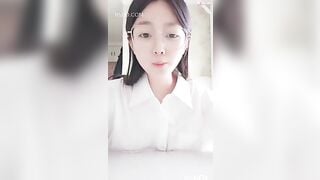BÉ HỌC SINH NGOAN